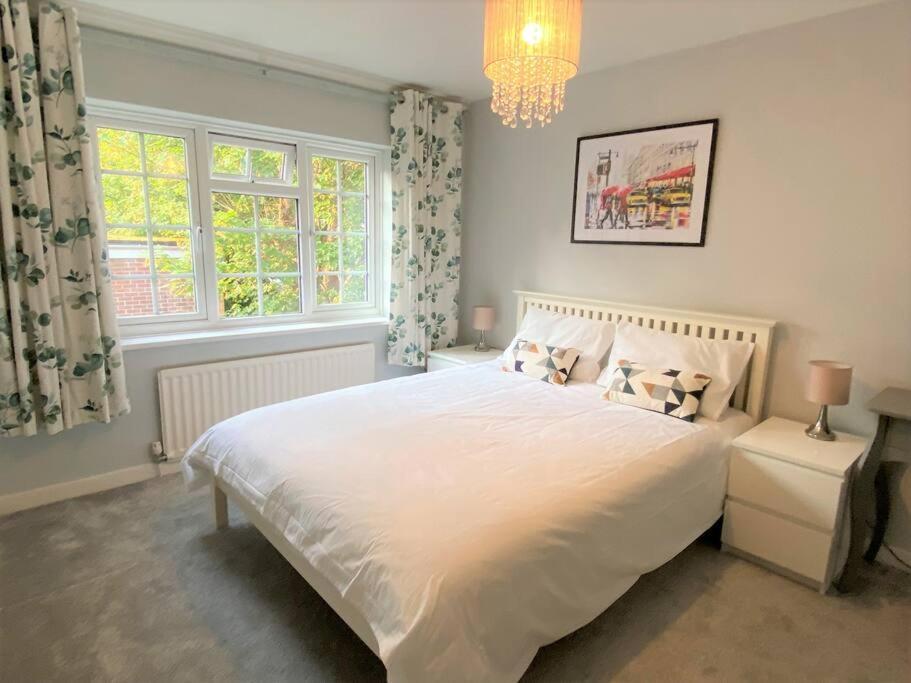 Redhill Town Centre 3 Bed House Near Gatwick Airport, Easy Commute To London Apartment Luaran gambar