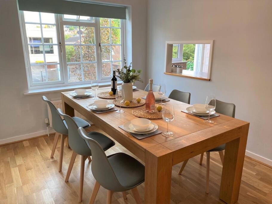 Redhill Town Centre 3 Bed House Near Gatwick Airport, Easy Commute To London Apartment Luaran gambar